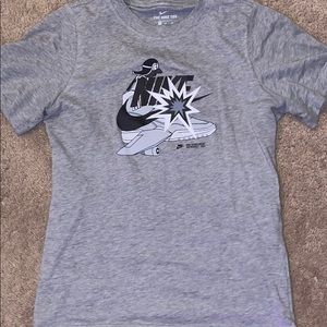 gray nike t-shirt